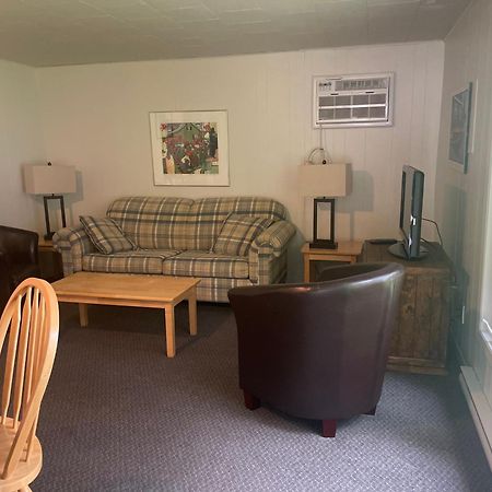 Colonial Bay Motel And Cottages Хънтсвил Екстериор снимка