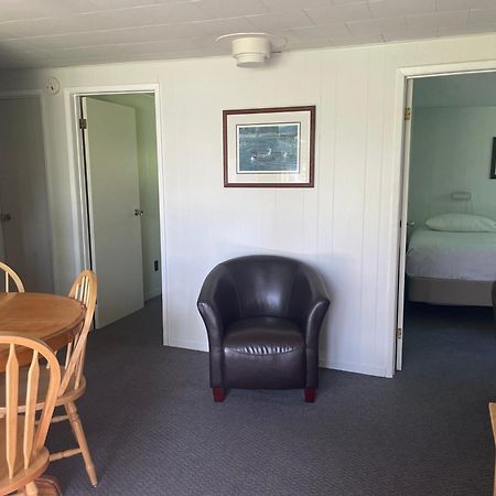 Colonial Bay Motel And Cottages Хънтсвил Екстериор снимка
