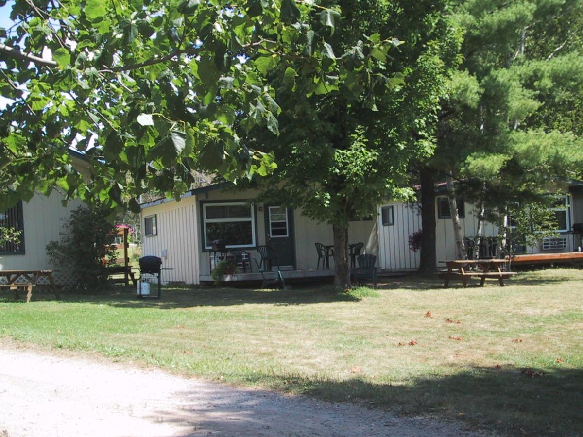 Colonial Bay Motel And Cottages Хънтсвил Екстериор снимка