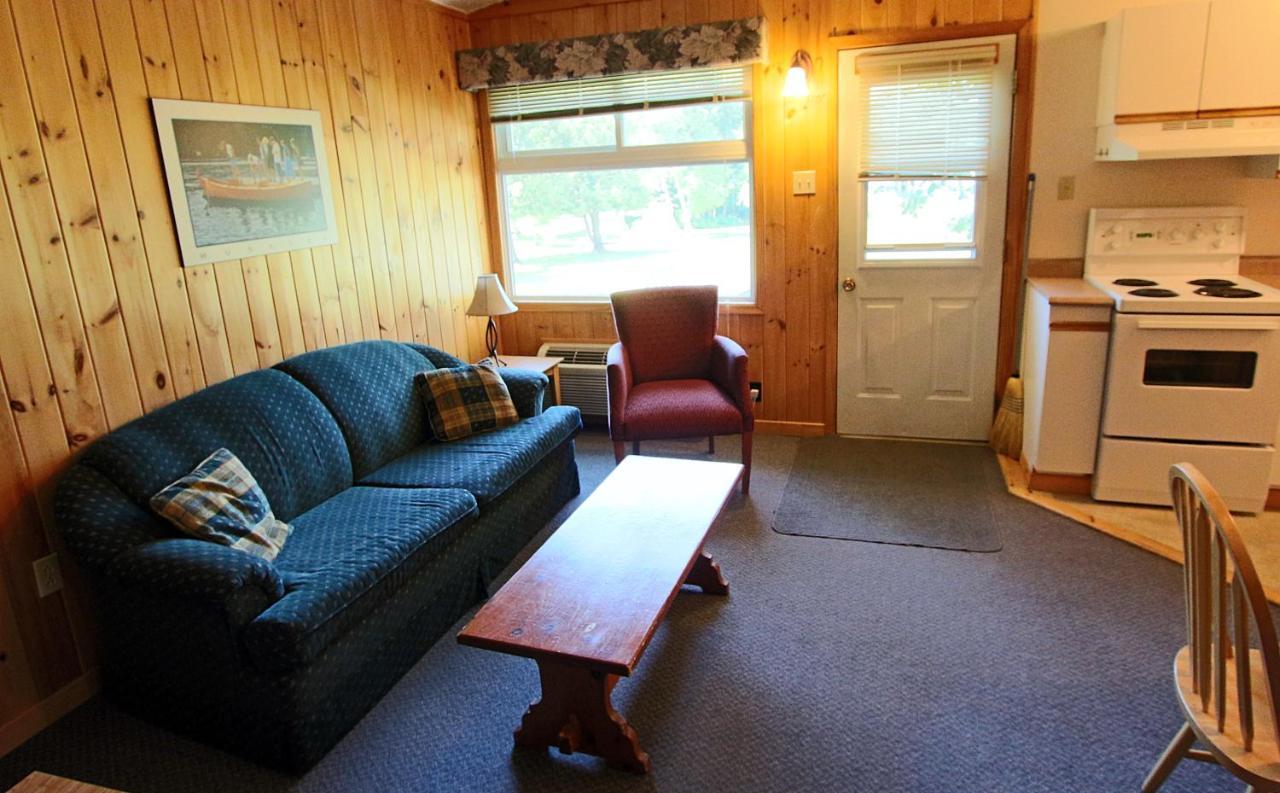 Colonial Bay Motel And Cottages Хънтсвил Екстериор снимка