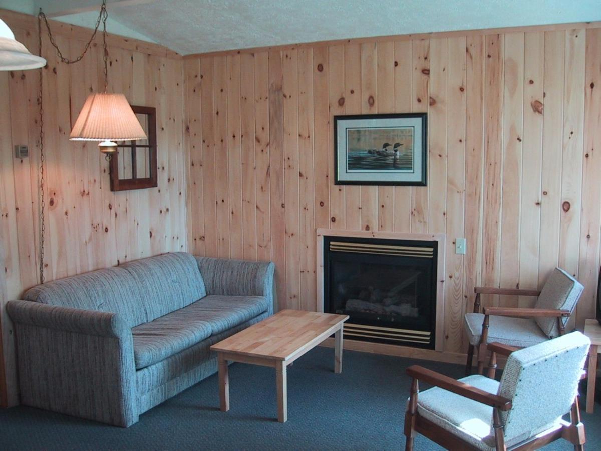 Colonial Bay Motel And Cottages Хънтсвил Екстериор снимка