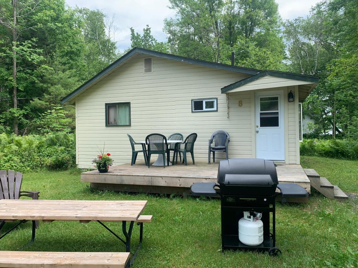Colonial Bay Motel And Cottages Хънтсвил Екстериор снимка