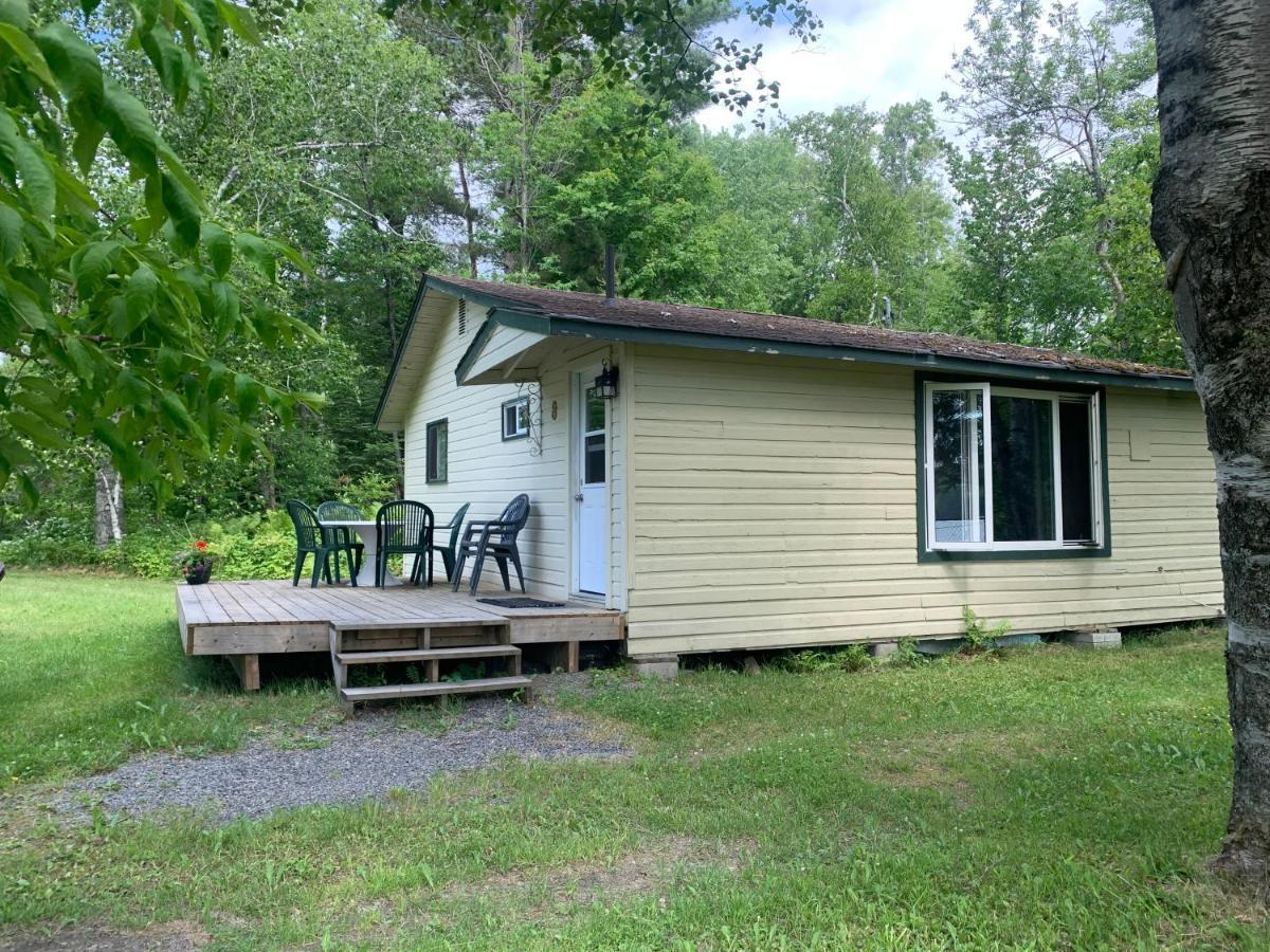 Colonial Bay Motel And Cottages Хънтсвил Екстериор снимка