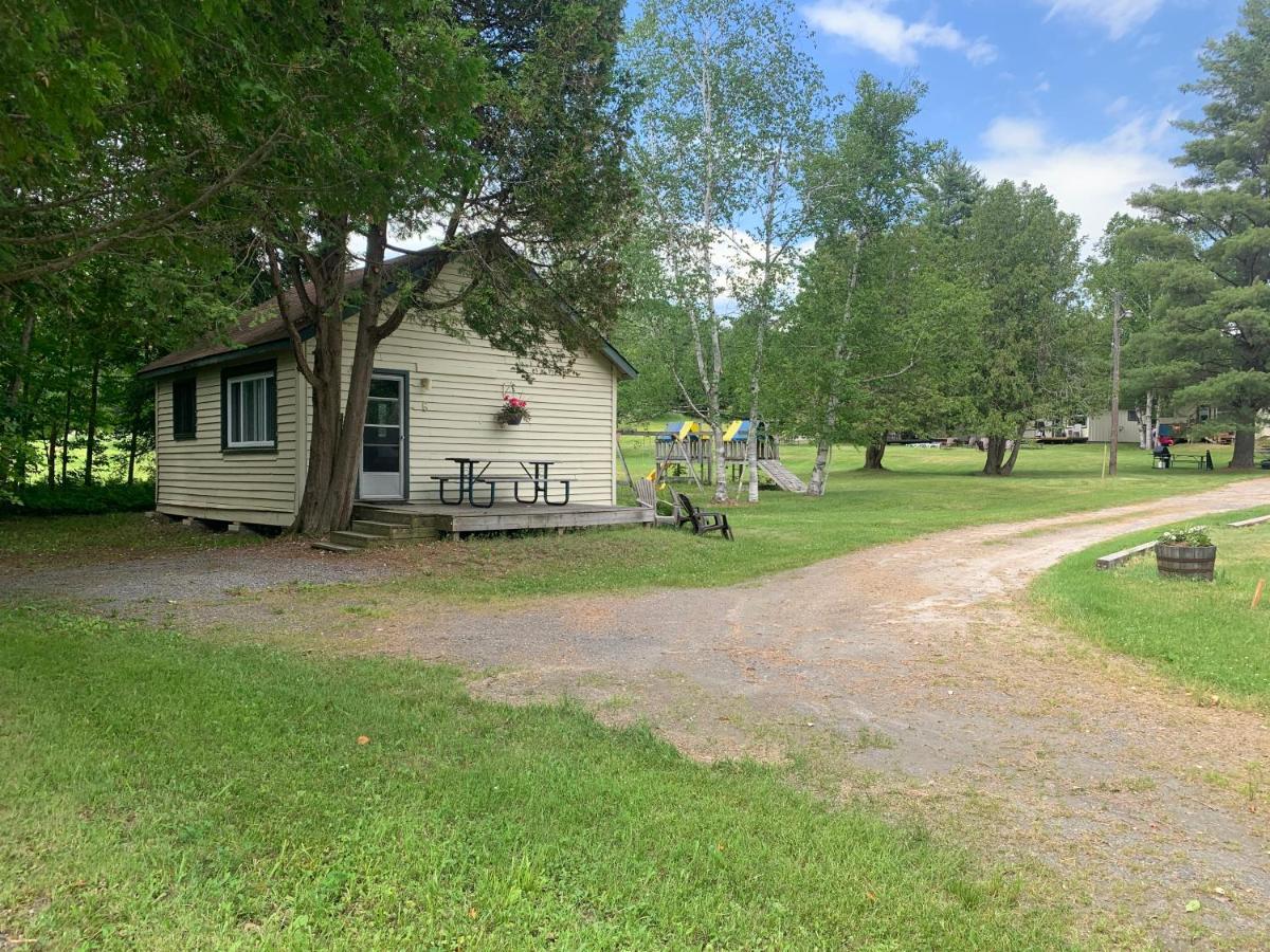 Colonial Bay Motel And Cottages Хънтсвил Екстериор снимка