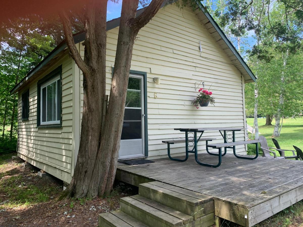 Colonial Bay Motel And Cottages Хънтсвил Екстериор снимка