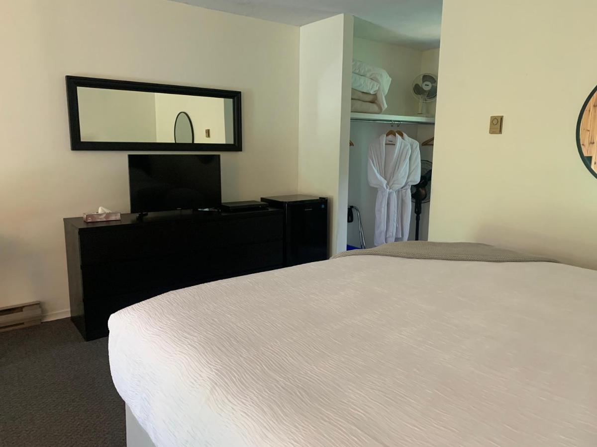 Colonial Bay Motel And Cottages Хънтсвил Екстериор снимка