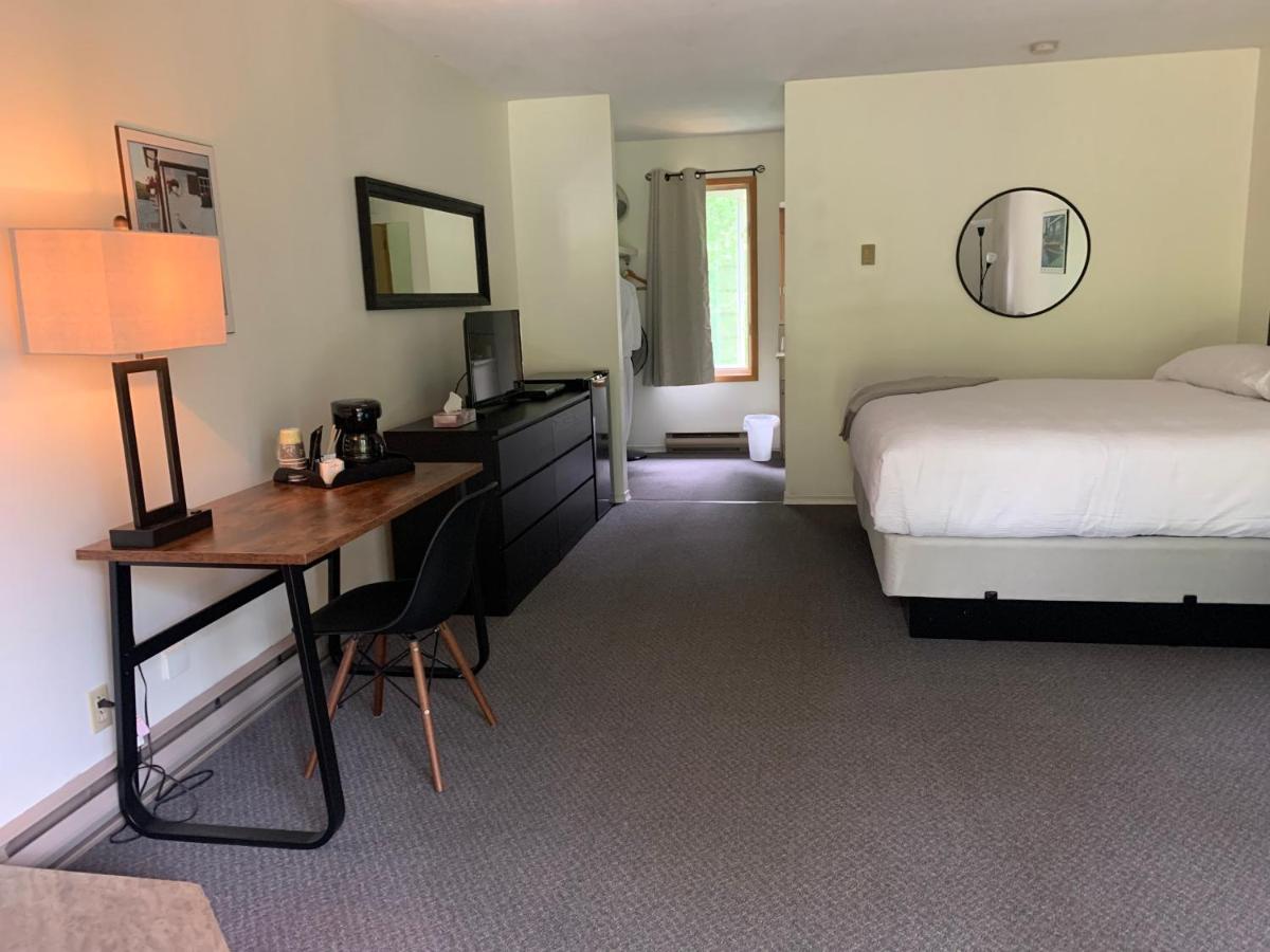 Colonial Bay Motel And Cottages Хънтсвил Екстериор снимка