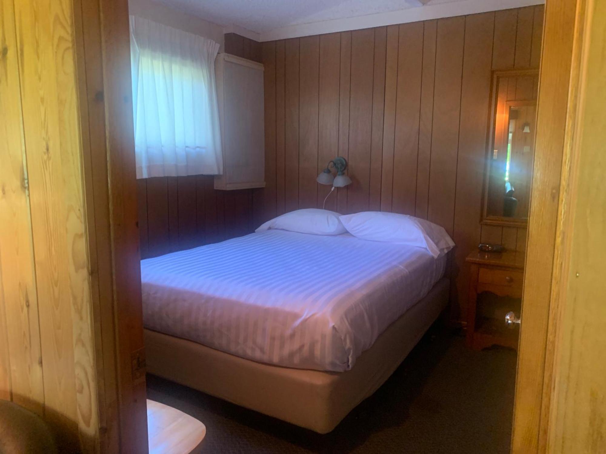 Colonial Bay Motel And Cottages Хънтсвил Екстериор снимка