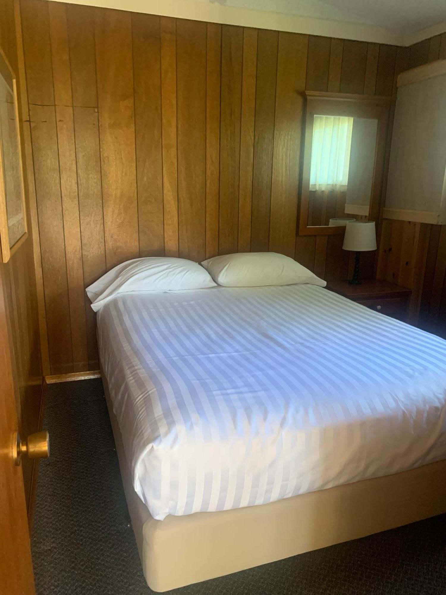 Colonial Bay Motel And Cottages Хънтсвил Екстериор снимка