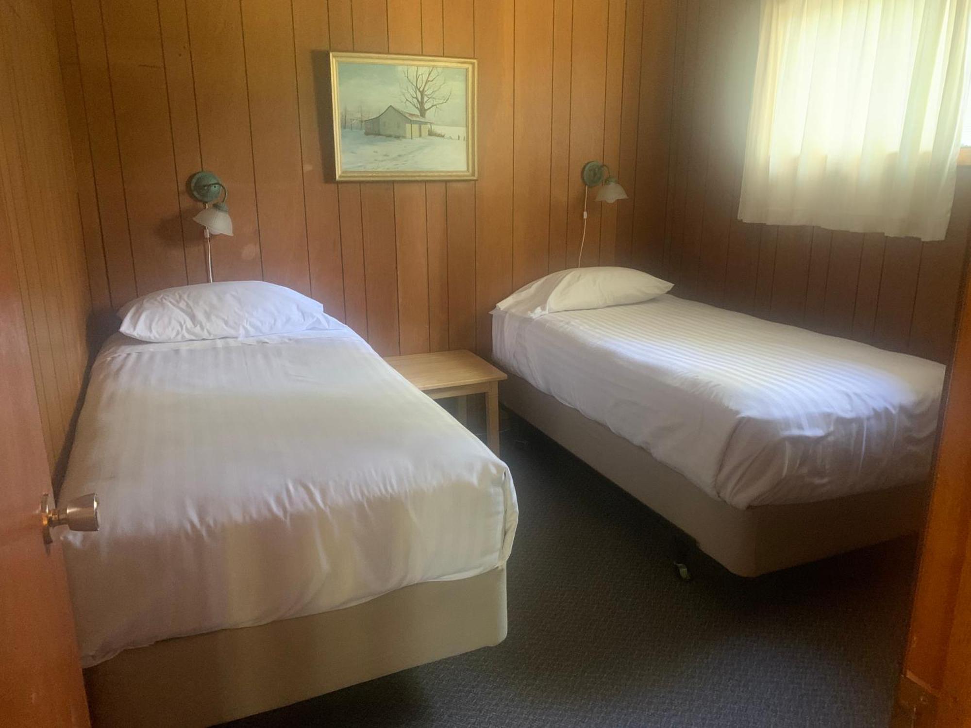 Colonial Bay Motel And Cottages Хънтсвил Екстериор снимка