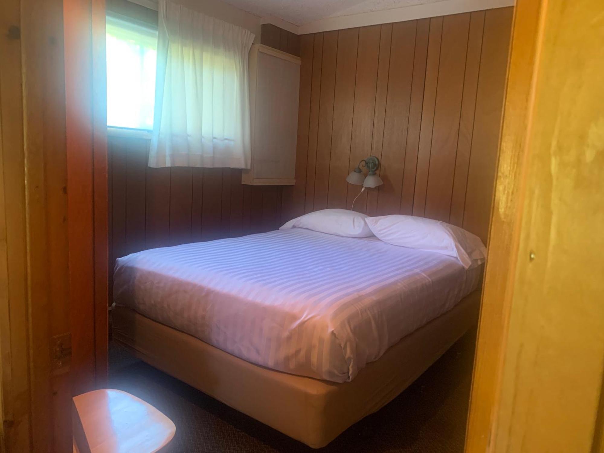 Colonial Bay Motel And Cottages Хънтсвил Екстериор снимка