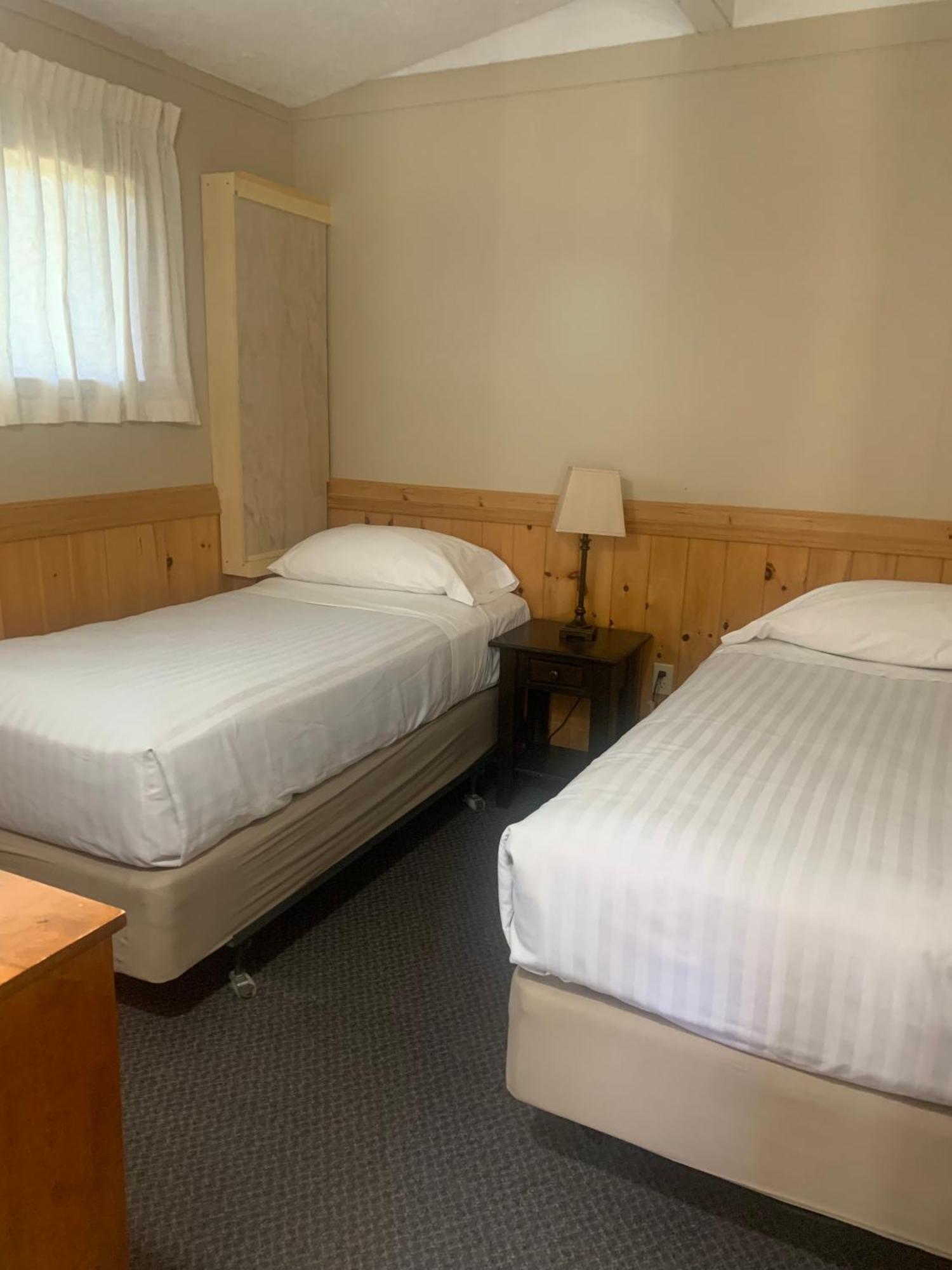 Colonial Bay Motel And Cottages Хънтсвил Екстериор снимка