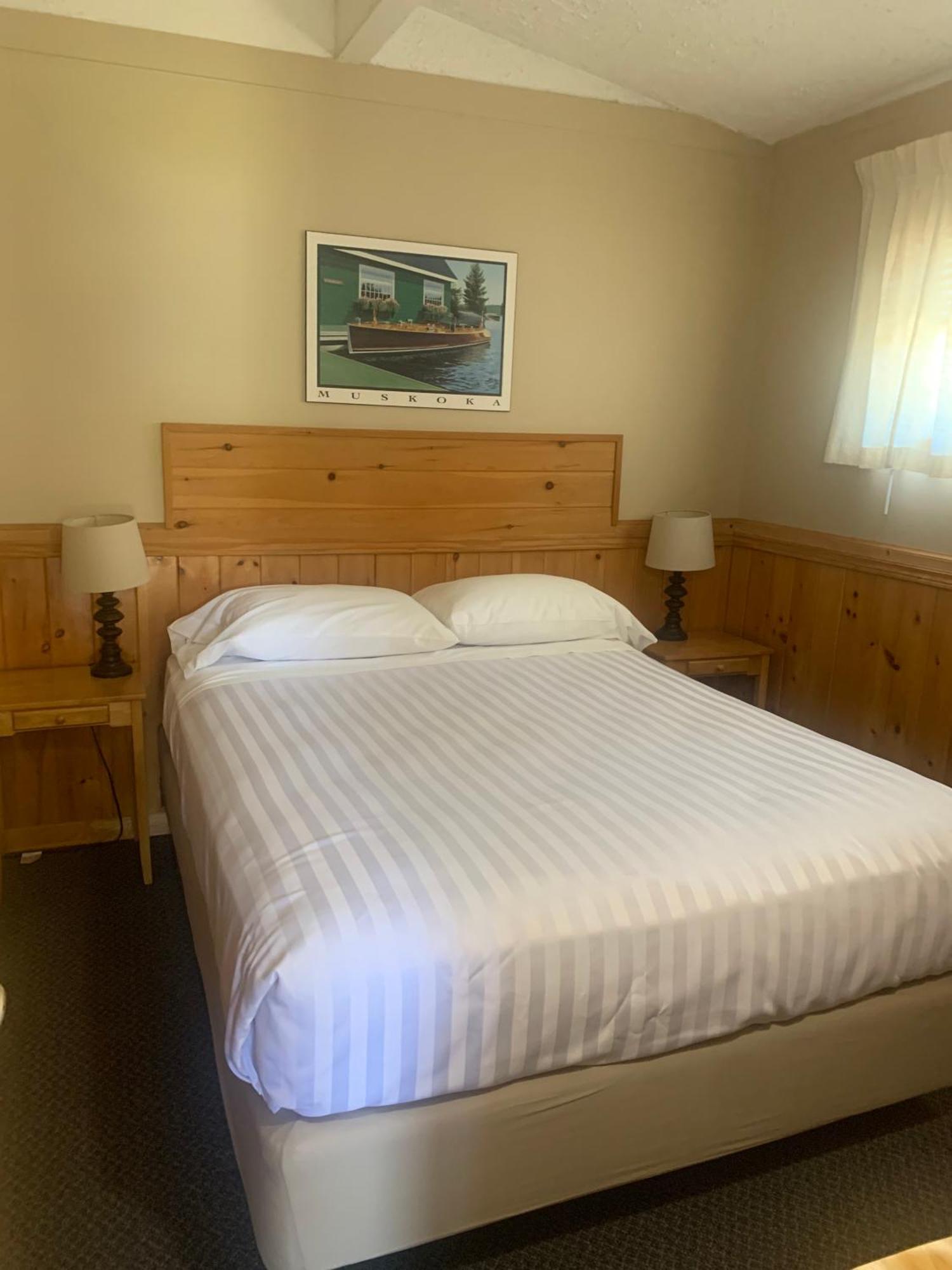 Colonial Bay Motel And Cottages Хънтсвил Екстериор снимка