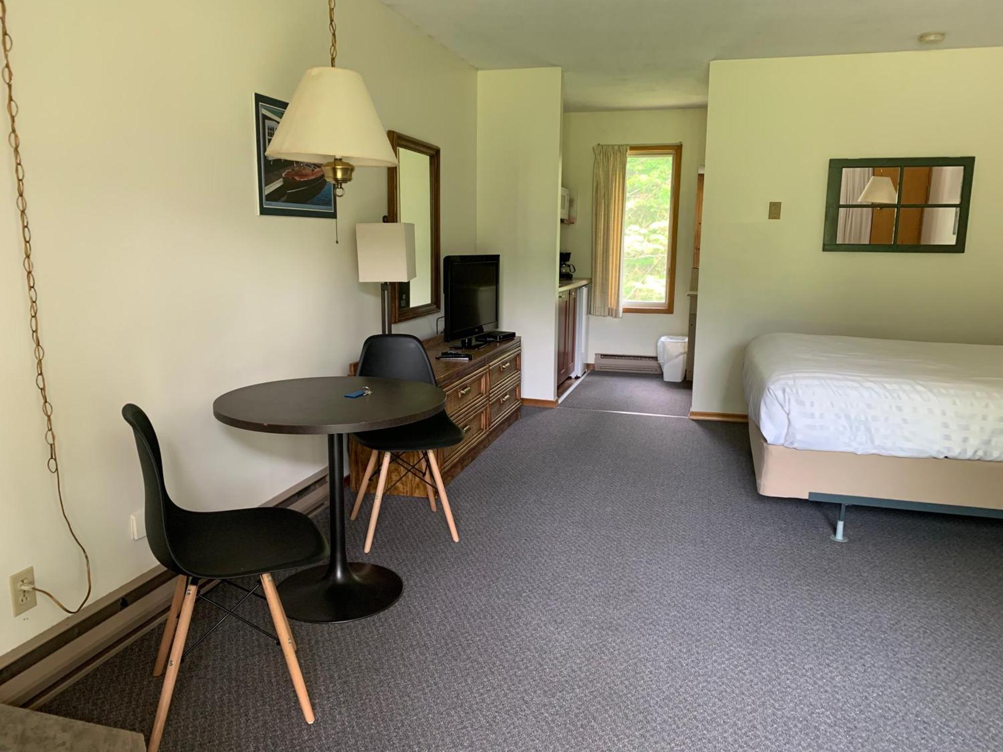 Colonial Bay Motel And Cottages Хънтсвил Екстериор снимка