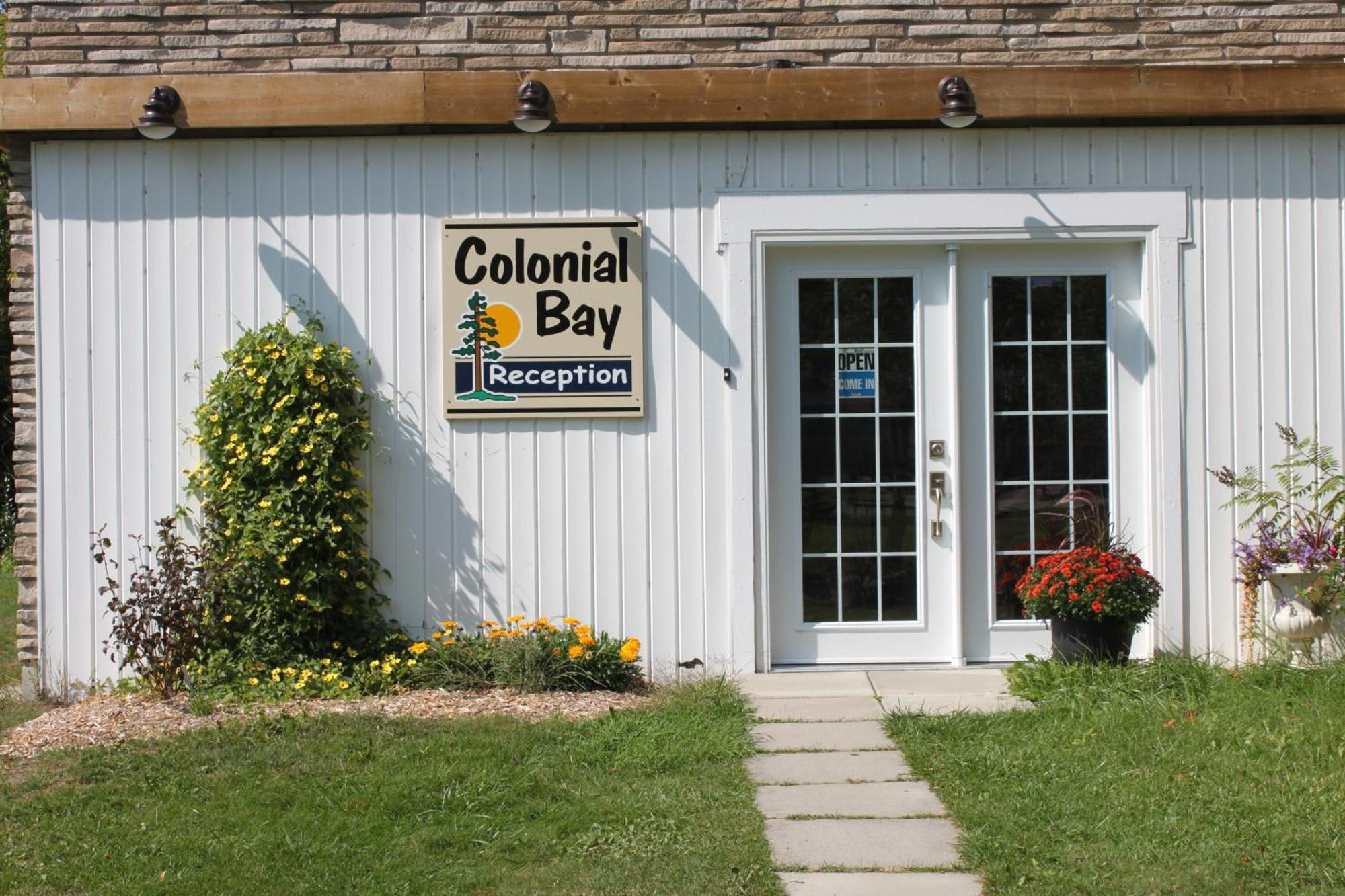 Colonial Bay Motel And Cottages Хънтсвил Екстериор снимка