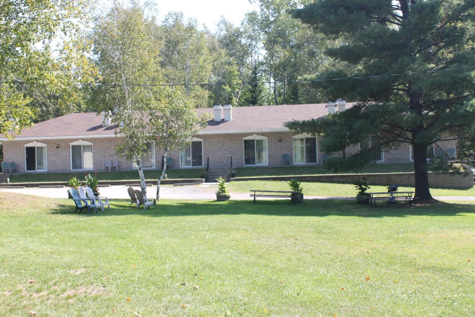Colonial Bay Motel And Cottages Хънтсвил Екстериор снимка