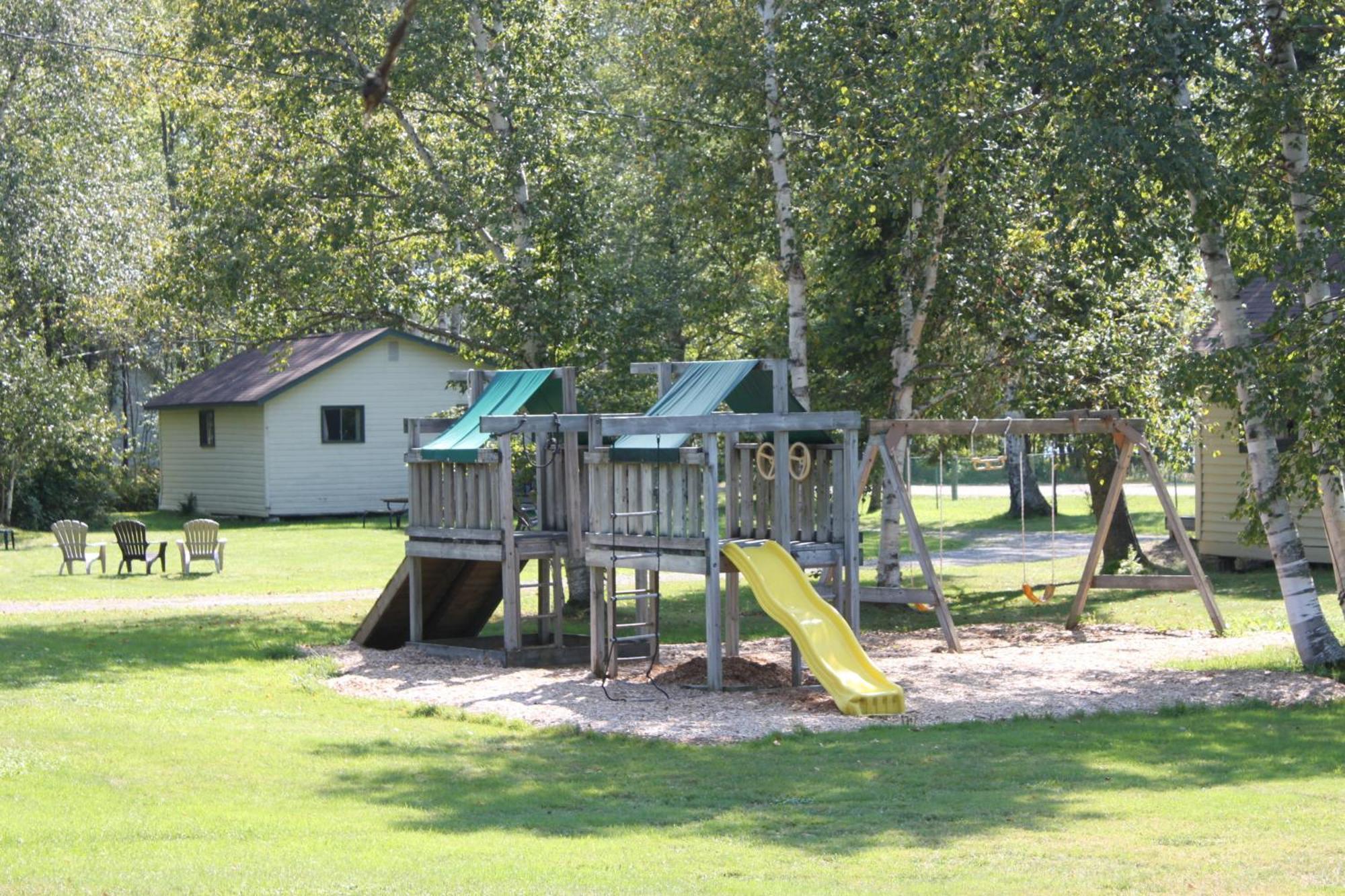Colonial Bay Motel And Cottages Хънтсвил Екстериор снимка