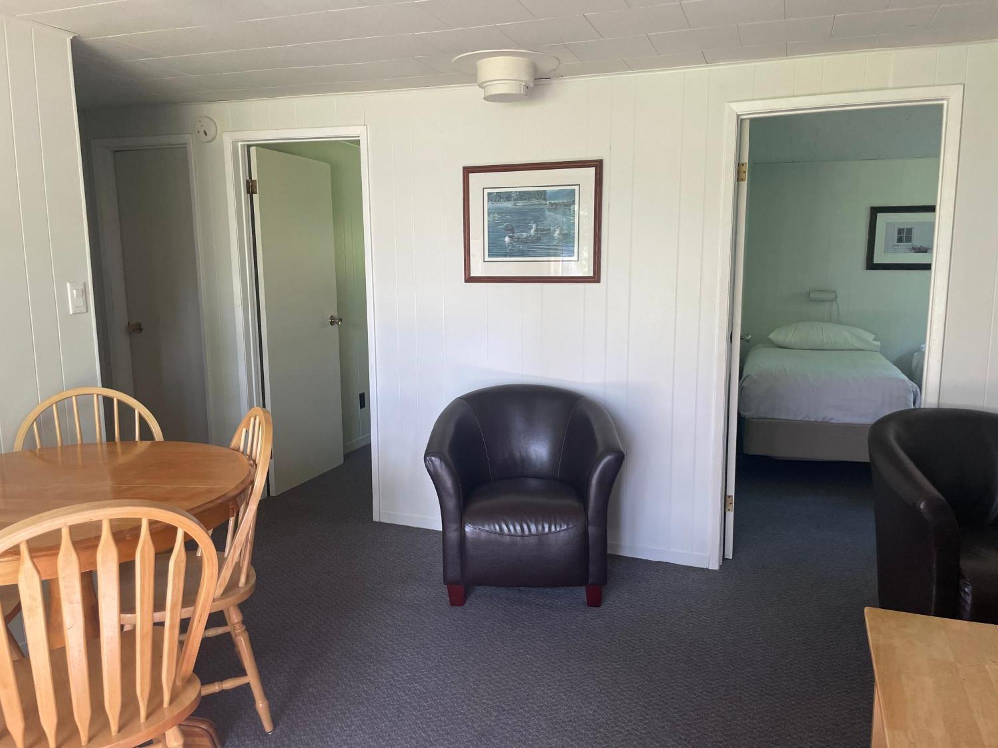 Colonial Bay Motel And Cottages Хънтсвил Екстериор снимка