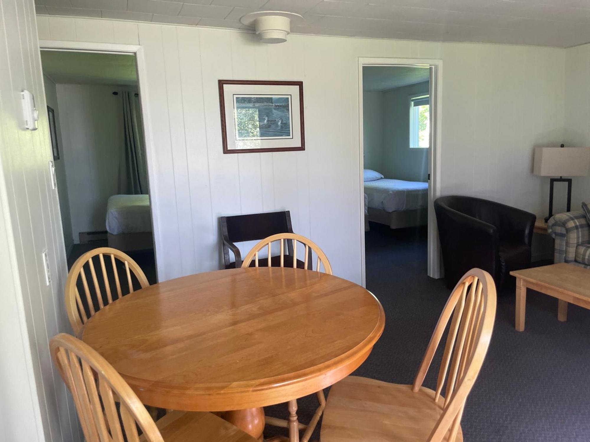 Colonial Bay Motel And Cottages Хънтсвил Екстериор снимка