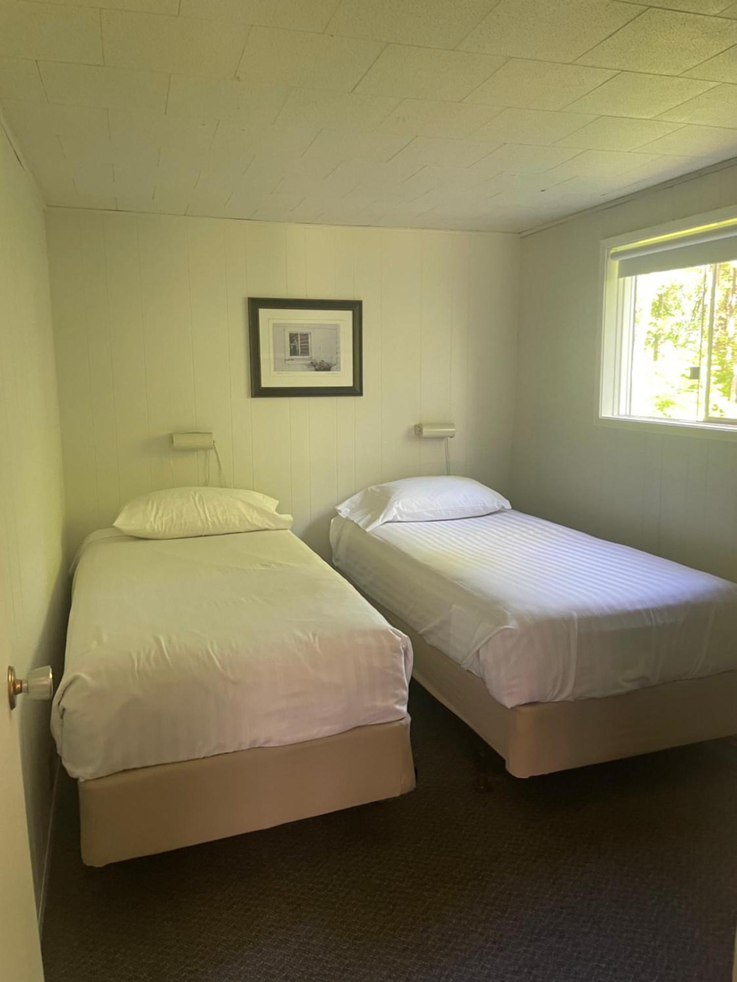 Colonial Bay Motel And Cottages Хънтсвил Екстериор снимка