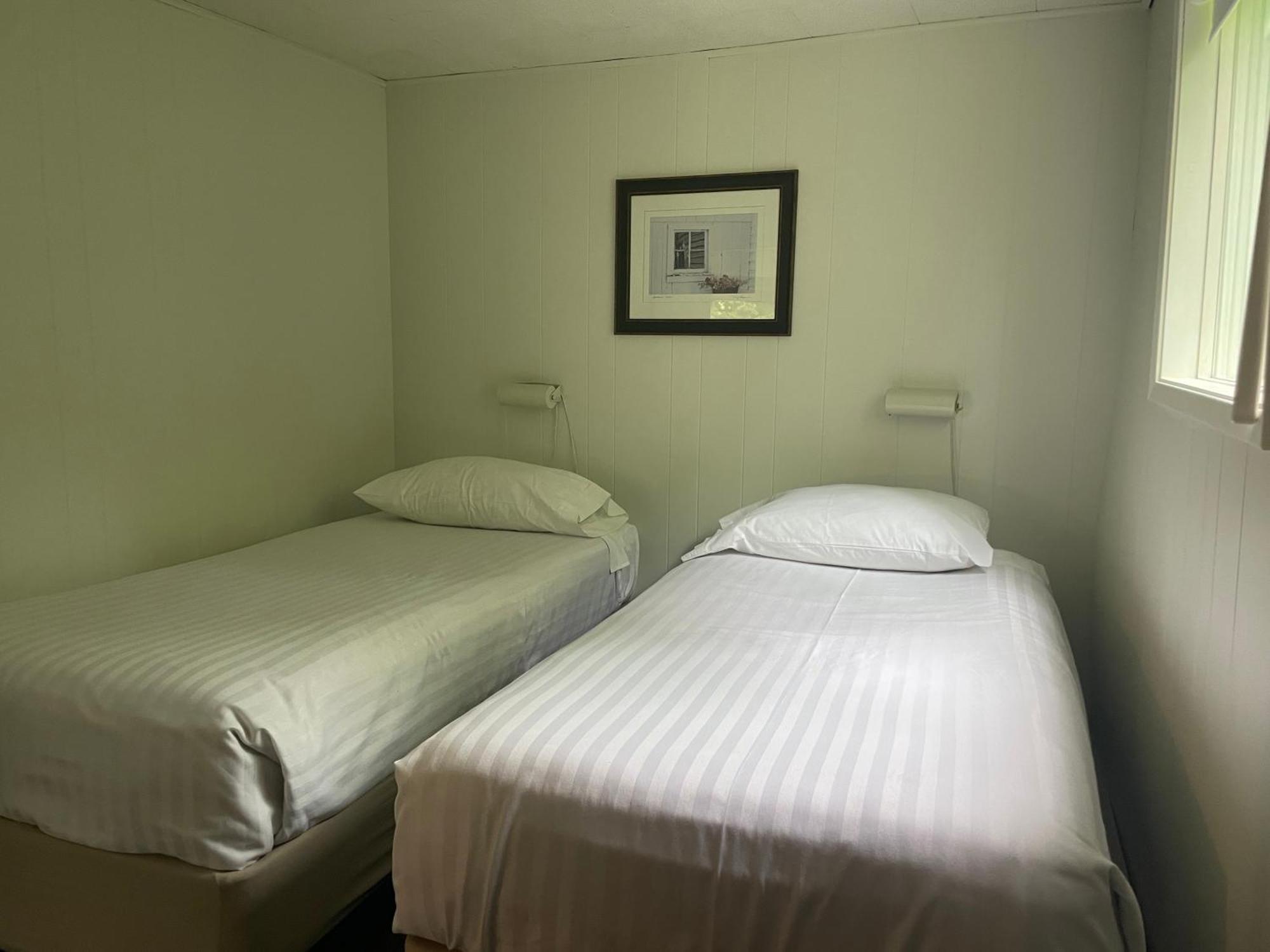Colonial Bay Motel And Cottages Хънтсвил Екстериор снимка