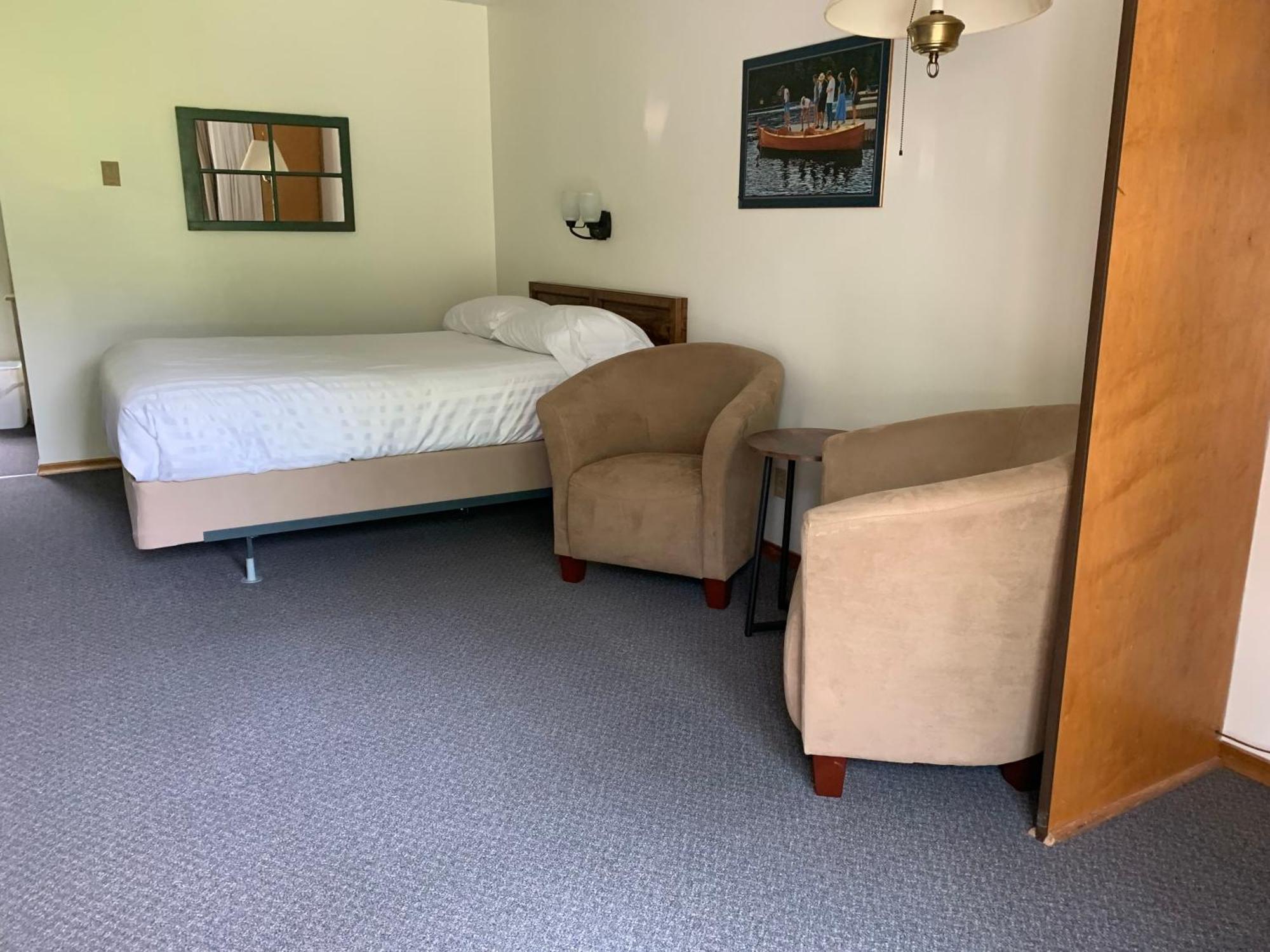 Colonial Bay Motel And Cottages Хънтсвил Екстериор снимка