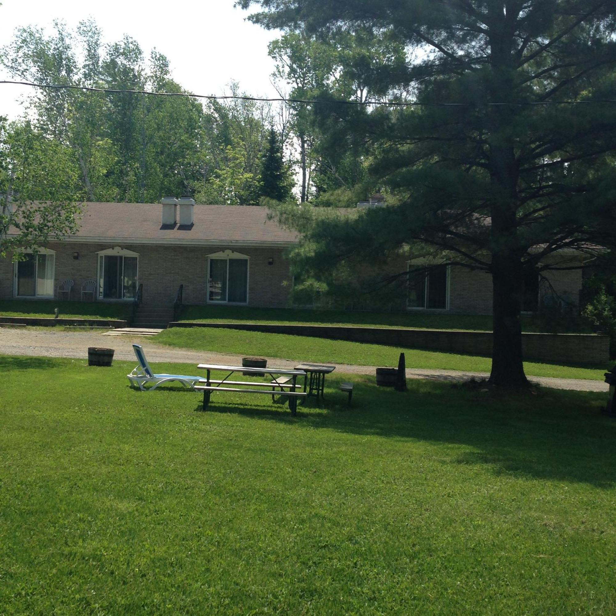 Colonial Bay Motel And Cottages Хънтсвил Екстериор снимка