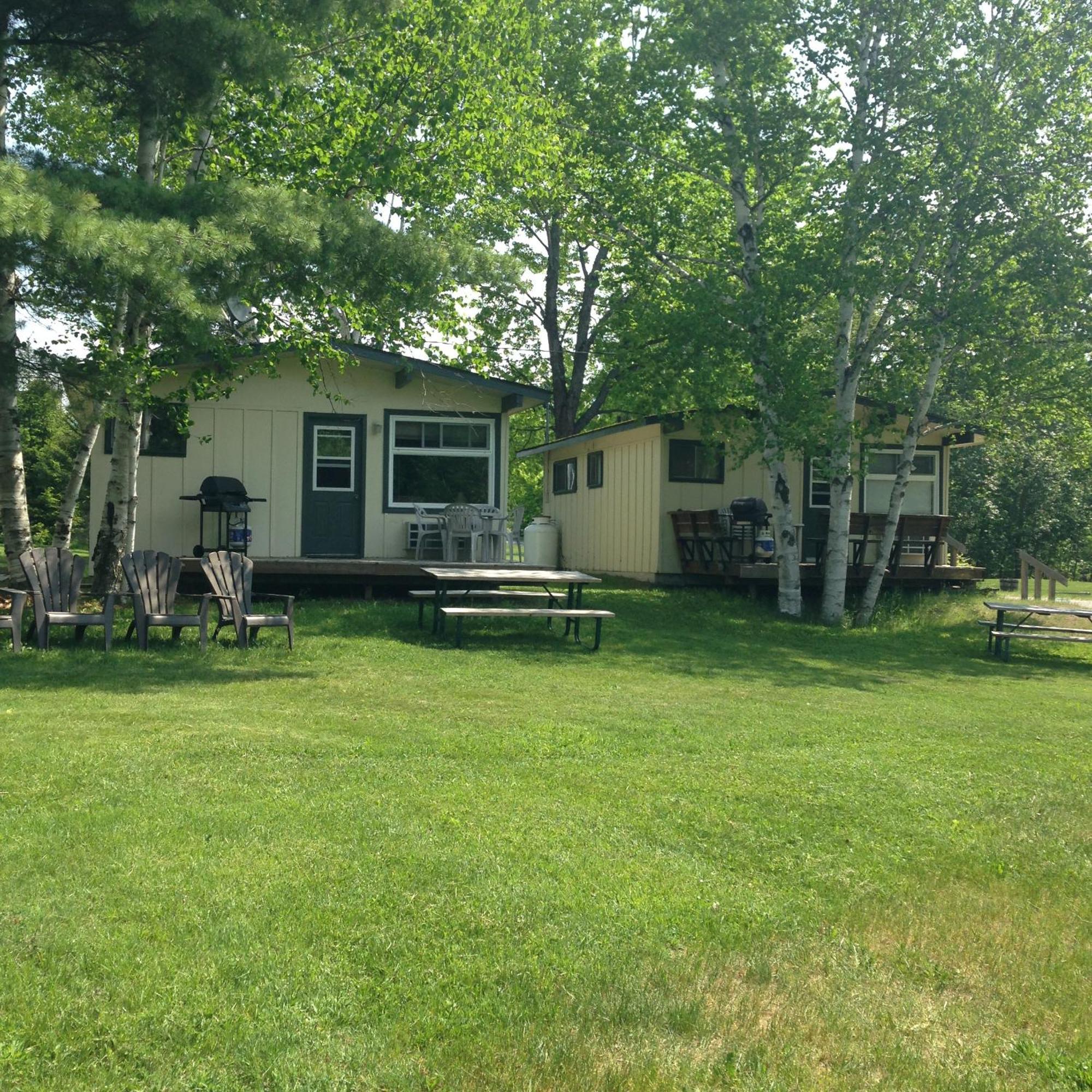 Colonial Bay Motel And Cottages Хънтсвил Екстериор снимка