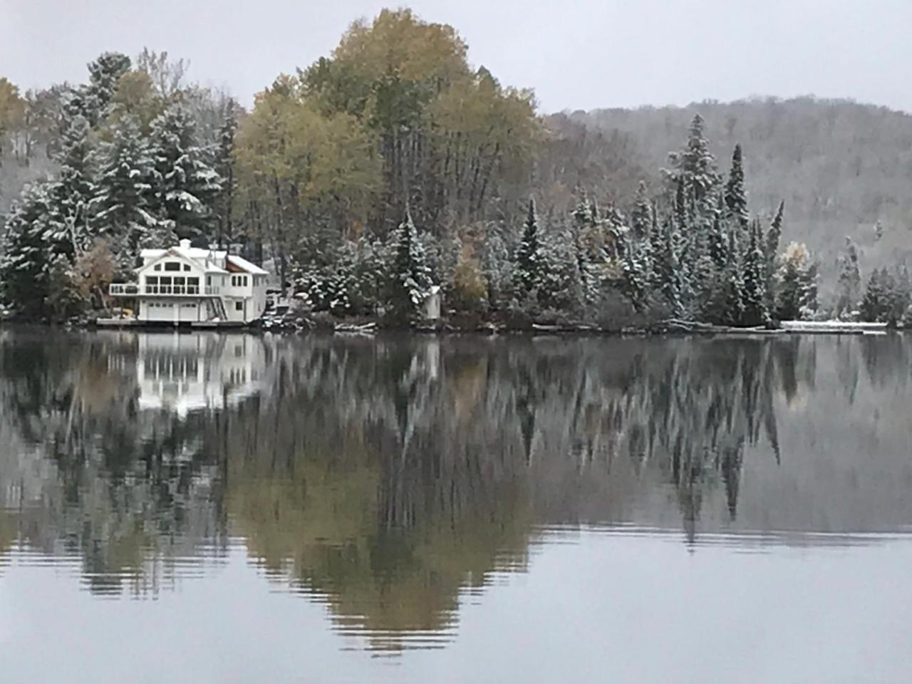 Colonial Bay Motel And Cottages Хънтсвил Екстериор снимка